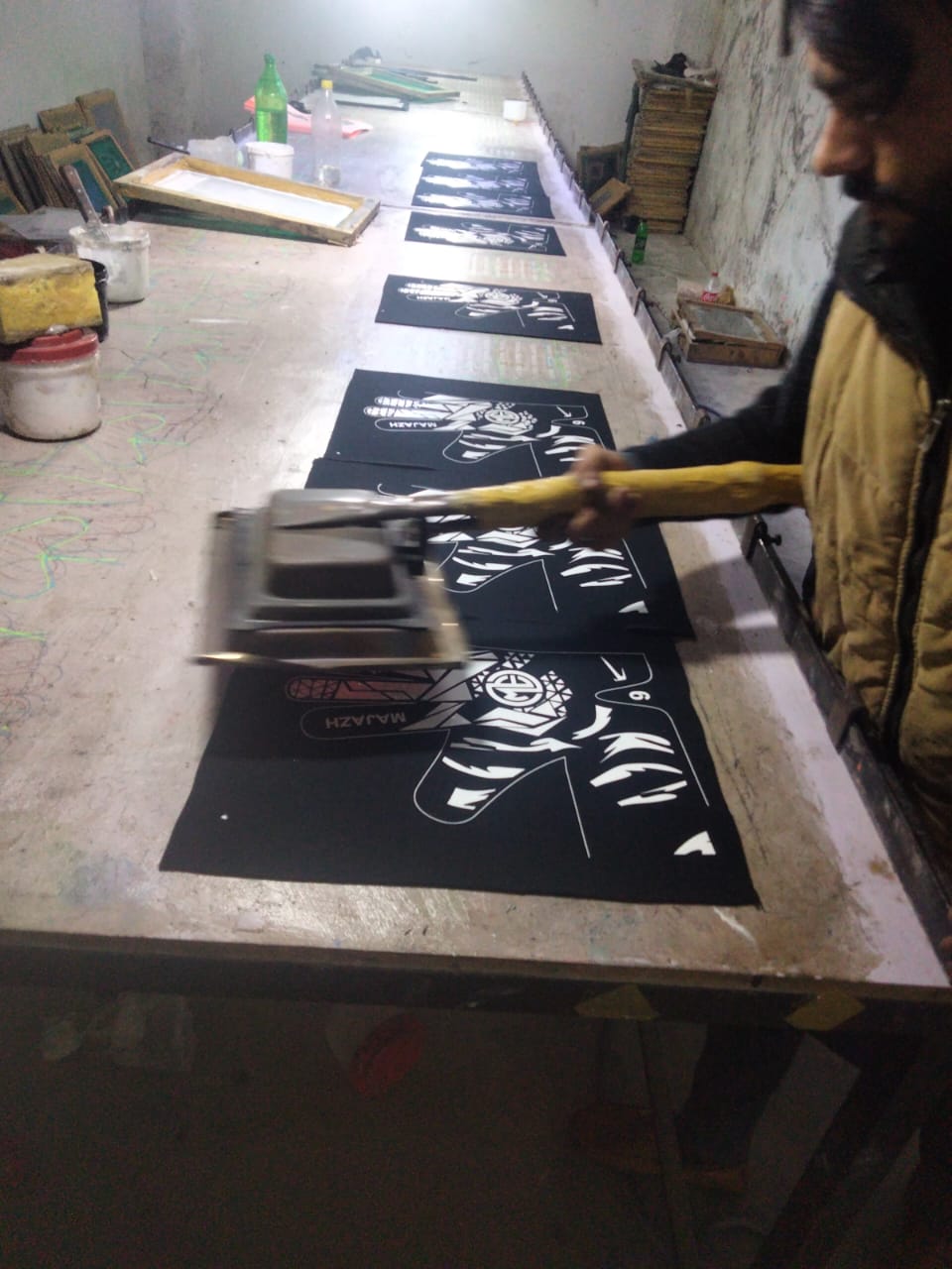 Majazh goalkeeper glove screen printing in the factory